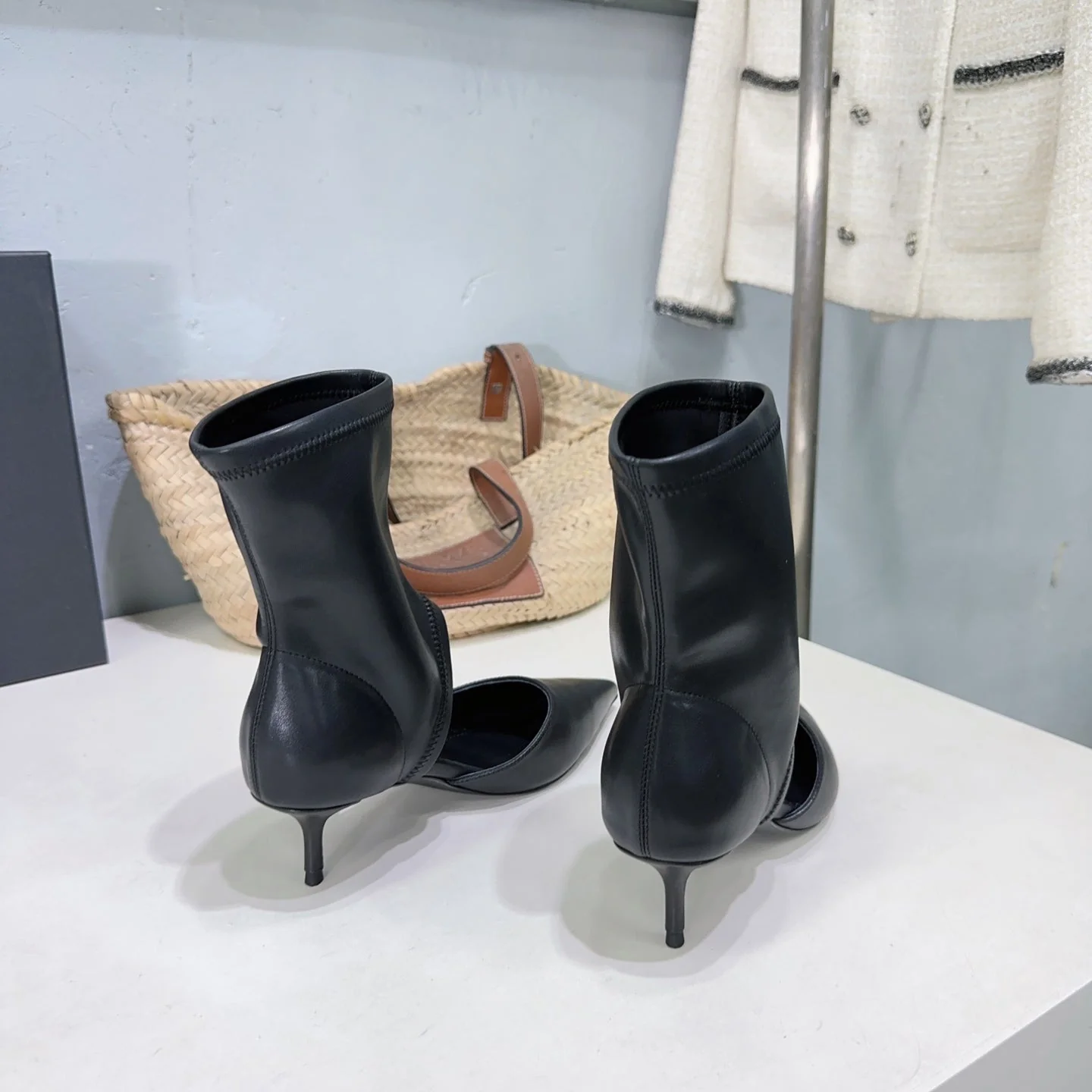 Alaia's new fall/winter ankle boots black sheepskin 388514 - Image 4