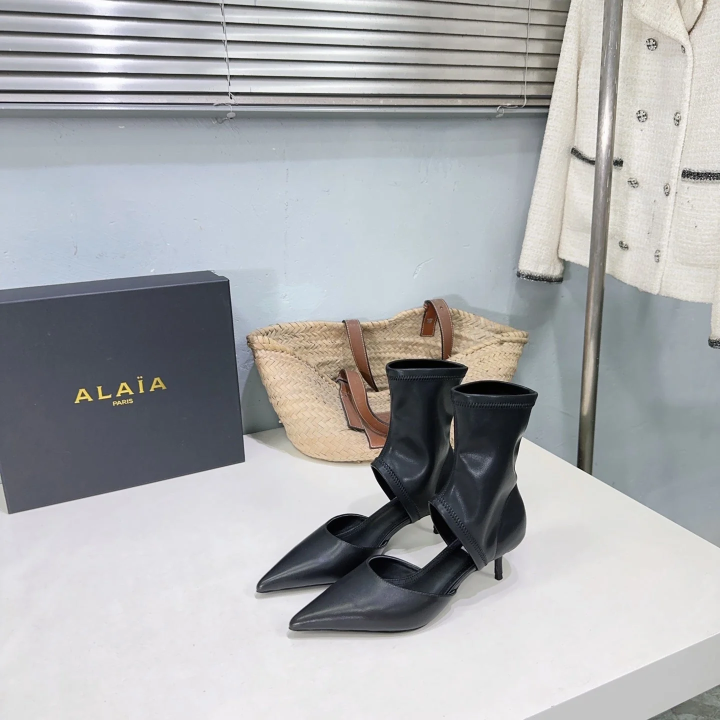 Alaia's new fall/winter ankle boots black sheepskin 388514 - Image 5