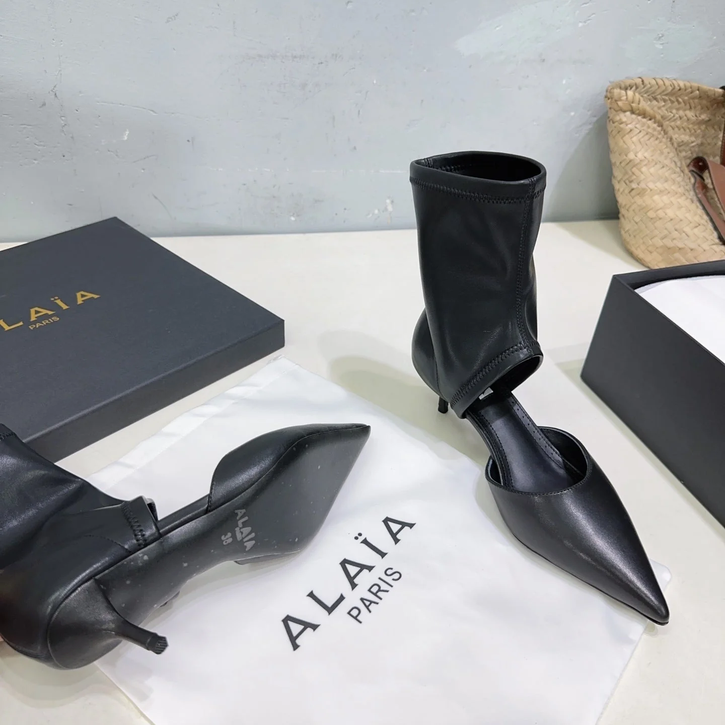Alaia's new fall/winter ankle boots black sheepskin 388514 - Image 3