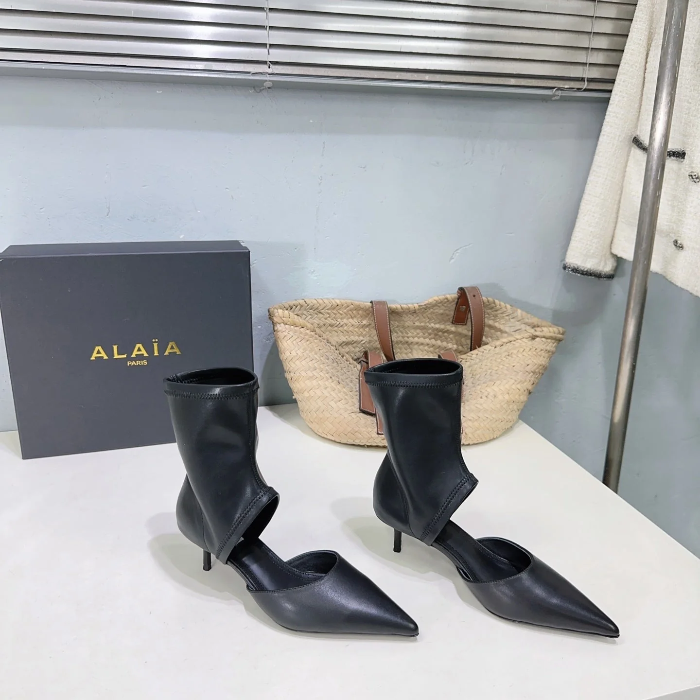 Alaia's new fall/winter ankle boots black sheepskin 388514 - Image 7