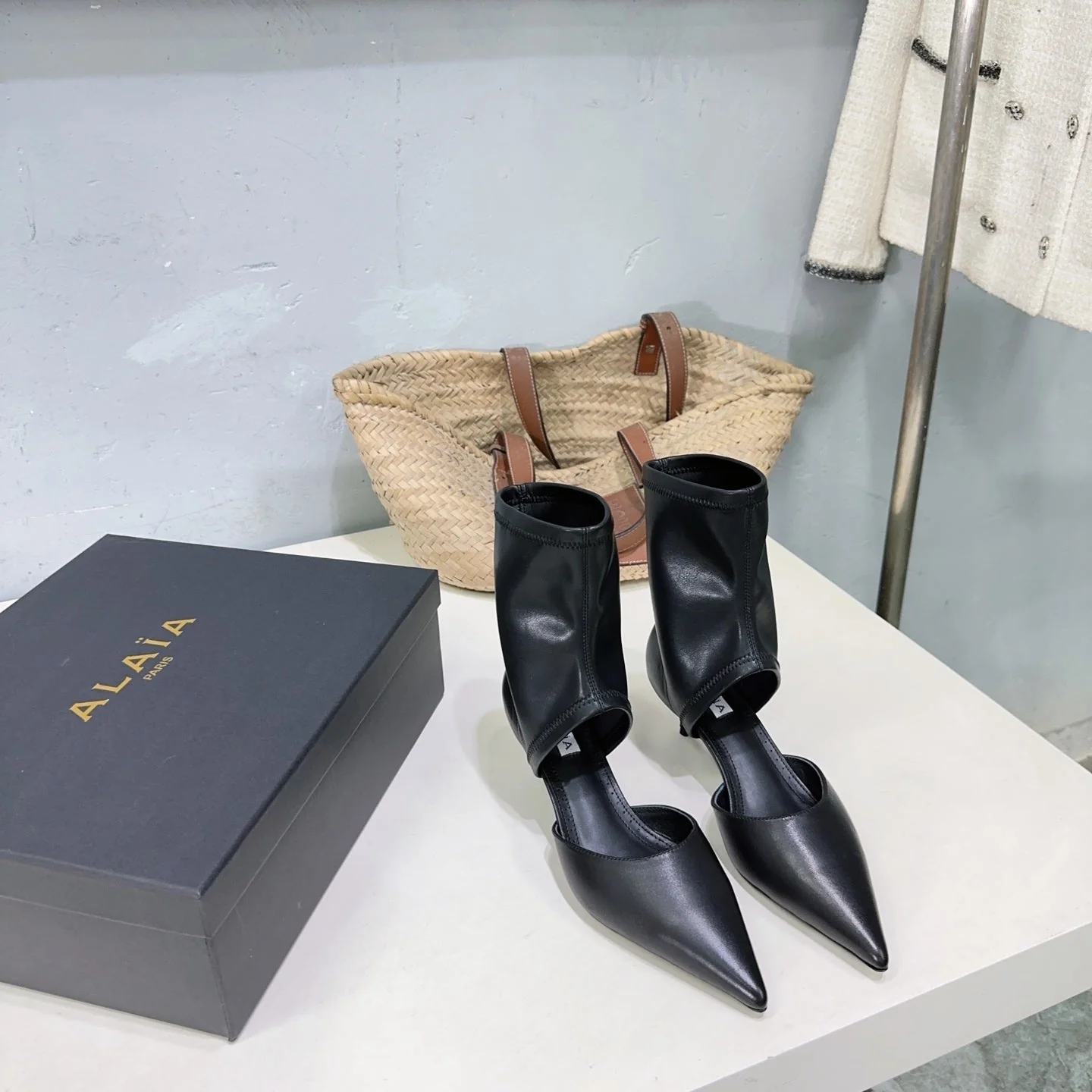 Alaia's new fall/winter ankle boots black sheepskin 388514 - Image 6