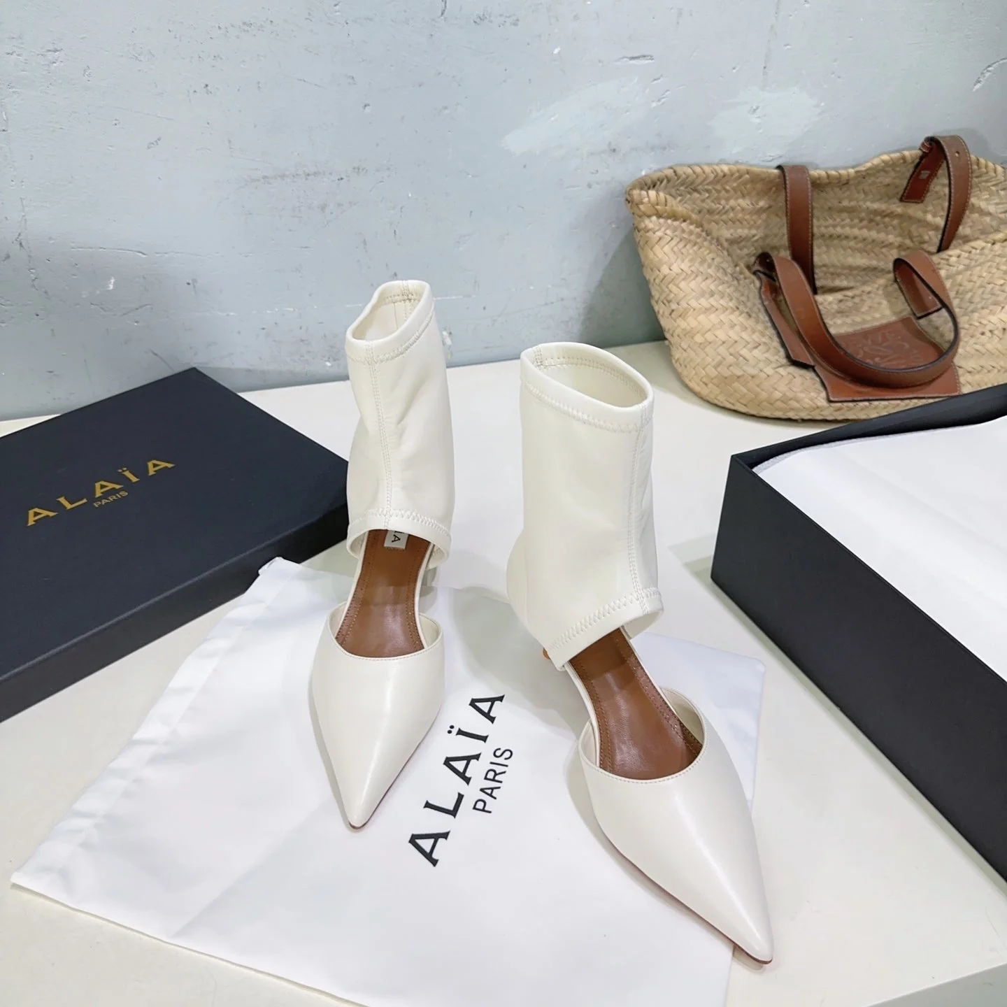 Alaia's new fall/winter ankle boots white sheepskin 388515 - Image 8