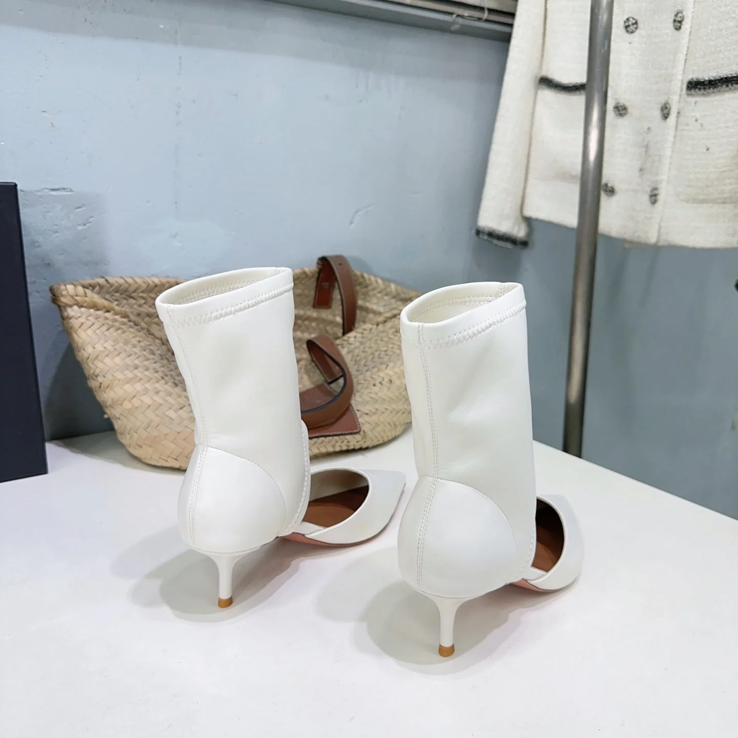 Alaia's new fall/winter ankle boots white sheepskin 388515 - Image 7