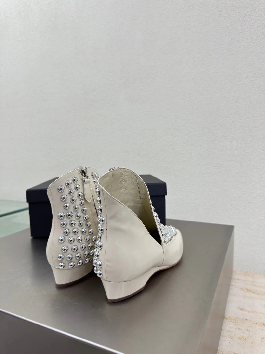 ALAIA Rivet ankle boots ivory cowhide leather 471092 - Image 7